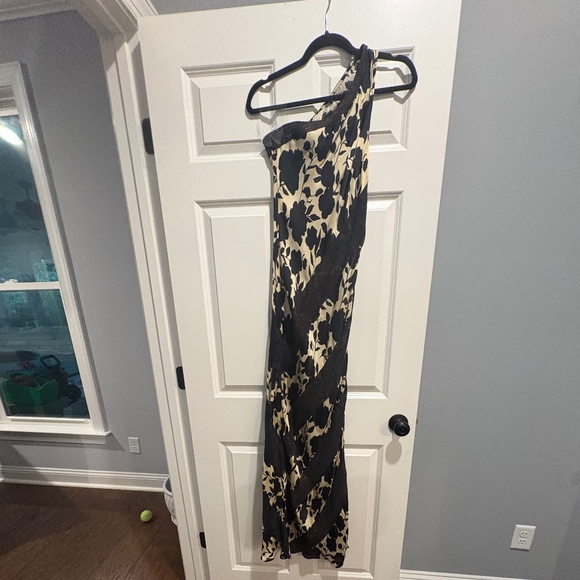 Beautiful long silky and lace dress - Picture 4 of 6